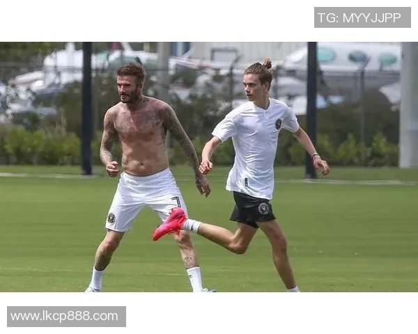 通过腹肌线条猜测足球明星的身材与风格挑战你对球员的认知与想象