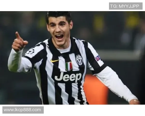 哈维西蒙斯的崛起之路：从天才少年到足球场上的璀璨明星